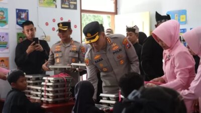 kapolresta-banyuwangi-bagikan-1.218-paket-makanan-bergizi,-anak-anak-senang