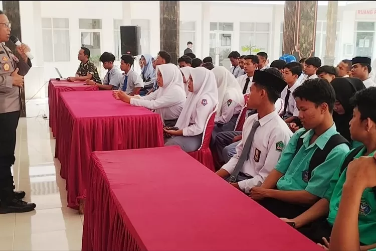 kodim-banyuwangi-gencar-perangi-narkoba,-ratusan-siswa-dapat-penyuluhan-di-desa-kesilir!