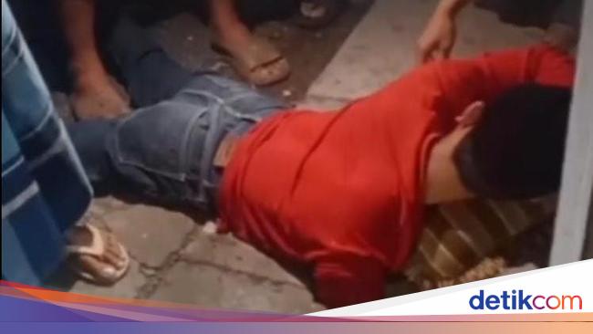 demi-rp-20-ribu,-tangan-pemuda-terjebak-di-selokan-hingga-dievakuasi-damkar