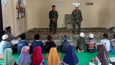 indahnya-prajurit-tni-ajari-anak-anak-mengaji-di-tmmd-banyuwangi,-bikin-haru-warga!