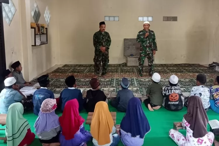indahnya-prajurit-tni-ajari-anak-anak-mengaji-di-tmmd-banyuwangi,-bikin-haru-warga!