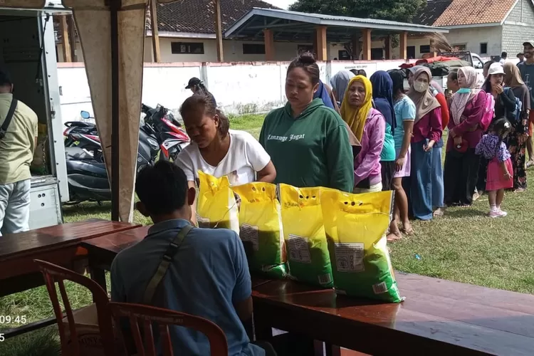 diserbu-warga!-pasar-murah-kodim-0825-banyuwangi-banjir-antrian-jelang-penutupan-tmmd-125