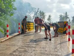 Satgas TMMD dan Warga Kompak Bersihkan Jembatan Joko Sukoyo, Siap Diresmikan Besok!