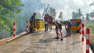 satgas-tmmd-dan-warga-kompak-bersihkan-jembatan-joko-sukoyo,-siap-diresmikan-besok!