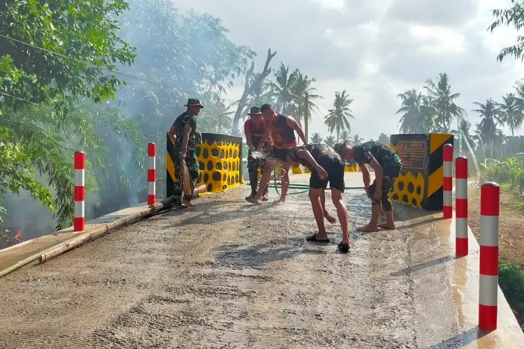 satgas-tmmd-dan-warga-kompak-bersihkan-jembatan-joko-sukoyo,-siap-diresmikan-besok!