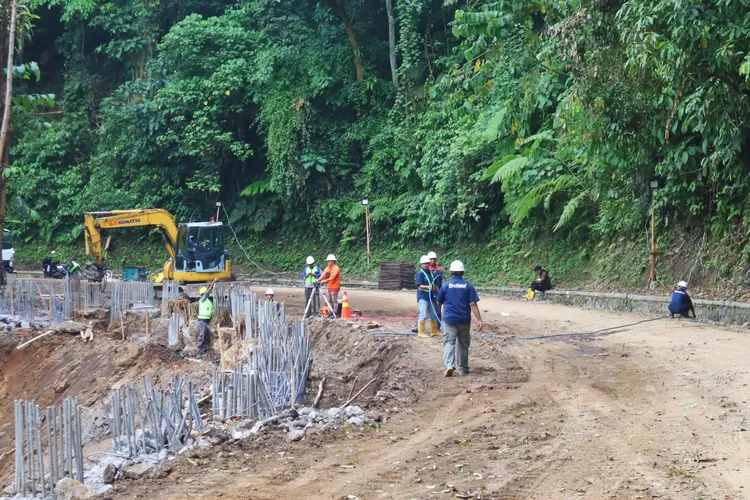 pengerjaan-jalur-gumitir-capai-50-persen,-ditarget-rampung-september-lebih-cepat-dari-jadwal
