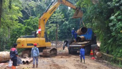 mesin-bore-pile-sudah-diangkut,-namun-jalur-gumitir-belum-bisa-dibuka