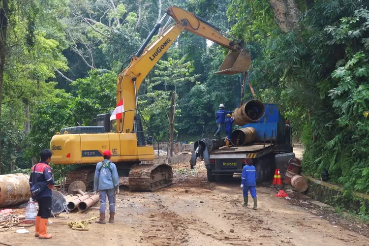 mesin-bore-pile-sudah-diangkut,-namun-jalur-gumitir-belum-bisa-dibuka