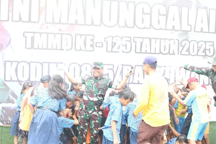 irdam-v/brawijaya-tinjau-sumur-bor-tmmd-125-banyuwangi,-warga-desa-kini-tak-khawatir-krisis-air