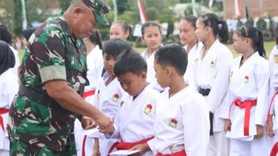 irdam-v/brawijaya-puji-atlet-karate-binaan-kodim-0825-banyuwangi:-disiplin,-tangguh,-dan-berprestasi