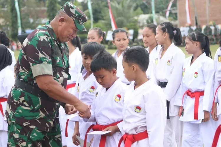 irdam-v/brawijaya-puji-atlet-karate-binaan-kodim-0825-banyuwangi:-disiplin,-tangguh,-dan-berprestasi