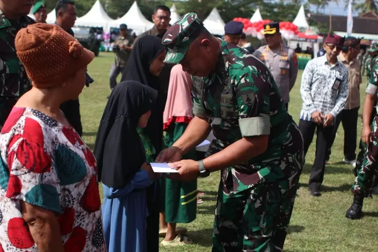 penutupan-tmmd-125-banyuwangi-dimeriahkan-bakti-sosial,-lansia-dan-anak-yatim-terima-bantuan