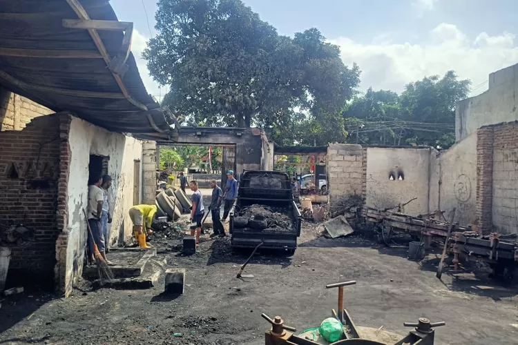 bengkel-vulkanisir-di-banyuwangi-ludes-terbakar,-kerugian-capai-rp150-juta