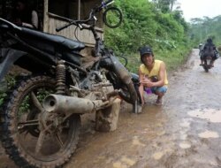 Vulkanisir Jalan Alternatif Gumitir Panen Cuan, Pemotor Bocor Ban Berjamaah Setiap Hari