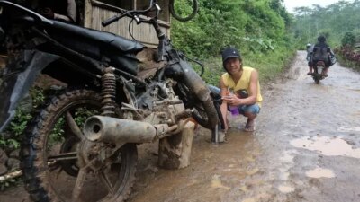 vulkanisir-jalan-alternatif-gumitir-panen-cuan,-pemotor-bocor-ban-berjamaah-setiap-hari