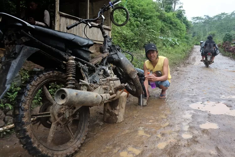 vulkanisir-jalan-alternatif-gumitir-panen-cuan,-pemotor-bocor-ban-berjamaah-setiap-hari