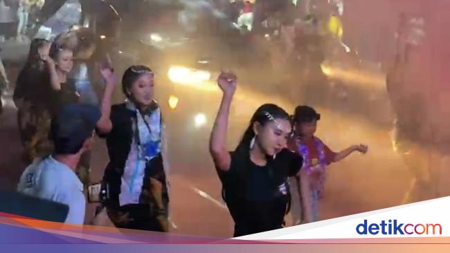 hari-apes-4-dancer-sound-horeg-di-banyuwangi-ditabrak-mobil-saat-joget