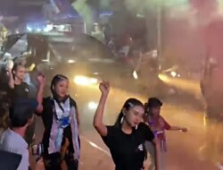 Aduh! 4 Penari Karnaval Horeg di Banyuwangi Ketabrak Mobil, Luka Lecet Hingga Dislokasi Tulang
