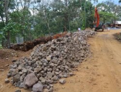 Ditarget Rampung 5 Hari, Bronjong Pondasi Jalan Proyek Gumitir Dipasang Memanjang