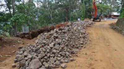 ditarget-rampung-5-hari,-bronjong-pondasi-jalan-proyek-gumitir-dipasang-memanjang