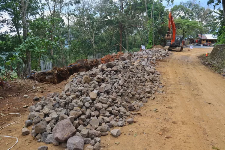 ditarget-rampung-5-hari,-bronjong-pondasi-jalan-proyek-gumitir-dipasang-memanjang