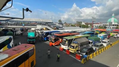 sopir-truk-tronton-blokade-pintu-keluar-pelabuhan-ketapang-3-jam,-bikin-antrean-panjang!