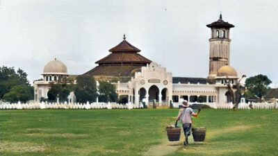 lomba-menulis-indah-aksara-jawa-di-masjid-kemayoran-surabaya-–-times-banyuwangi