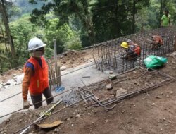 Dilembur 21 Jam, Pekerja Proyek Gumitir Kebagian Waktu Tidur Singkat