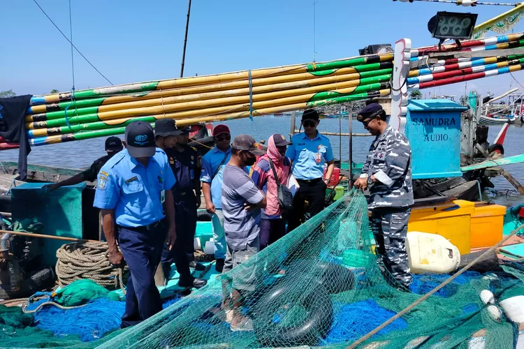 nelayan-situbondo-diusir-dari-banyuwangi-gegara-metode-ilegal