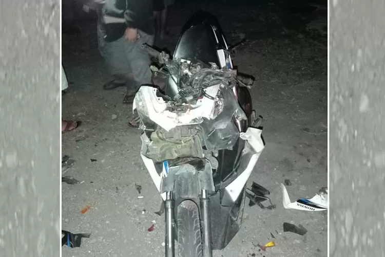 remaja-17-tahun-tewas-usai-tabrak-truk-parkir-di-rogojampi,-motor-masuk-kolong!