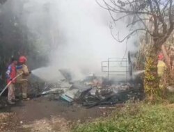 Bakar Sampah, Rumah Semi Permanen di Rogojampi Ludes Dilahap Api!
