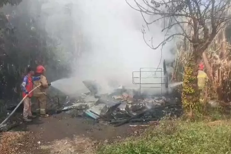 bakar-sampah,-rumah-semi-permanen-di-rogojampi-ludes-dilahap-api!
