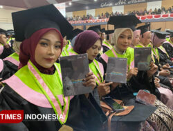 Wisudawan Unipdu Jombang Terima Buku Pemikiran KH Moh As’ad Umar, Warisan Intelektual Sang Pendiri – TIMES Banyuwangi