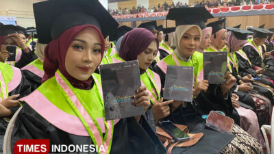 wisudawan-unipdu-jombang-terima-buku-pemikiran-kh-moh-as’ad-umar,-warisan-intelektual-sang-pendiri-–-times-banyuwangi