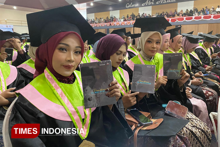 wisudawan-unipdu-jombang-terima-buku-pemikiran-kh-moh-as’ad-umar,-warisan-intelektual-sang-pendiri-–-times-banyuwangi