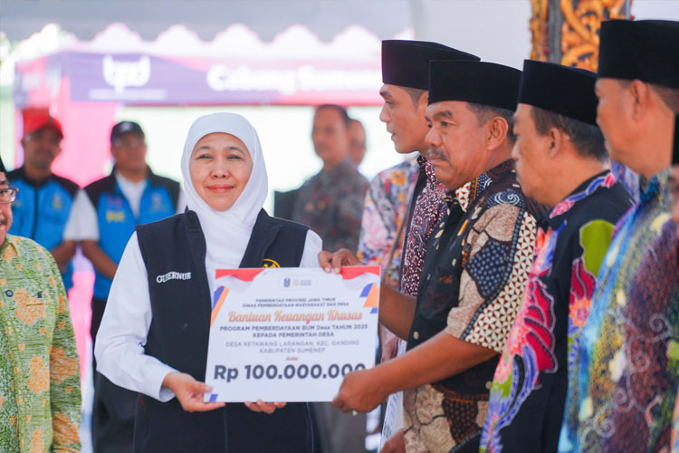 gubernur-khofifah-salurkan-bantuan-dan-zakat-produktif-senilai-rp24-miliar-di-sumenep-–-times-banyuwangi