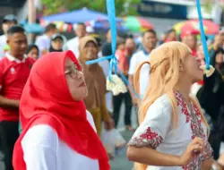 Serunya Lomba Agustusan di Banyuwangi, Bupati Ipuk Juara Lomba Makan Krupuk Bersama Warga