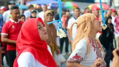 serunya-lomba-agustusan-di-banyuwangi,-bupati-ipuk-juara-lomba-makan-krupuk-bersama-warga