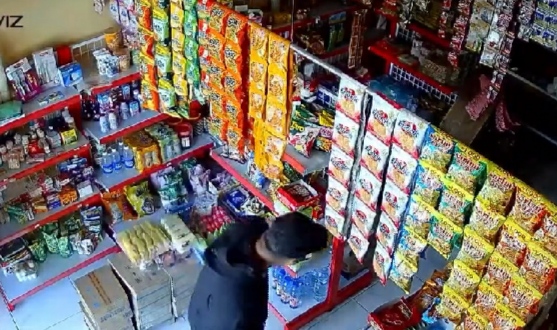 modus-beli-minuman-pelaku-embat-sejumlah-pack-rokok-milik-toko-klontong