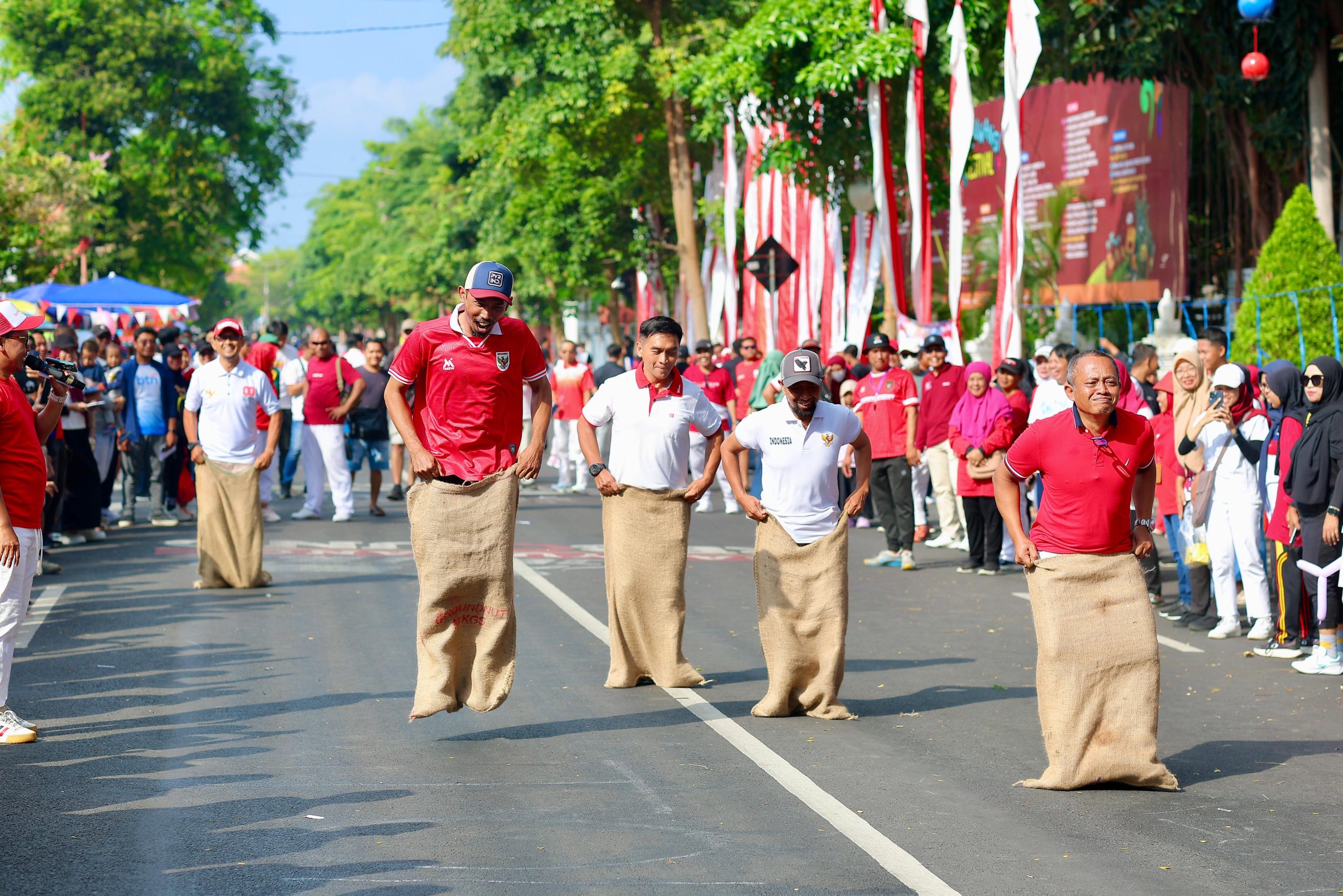 momen-agustusan,-bupati-ipuk-gelar-lomba-lomba-bareng-warga-di-cfd