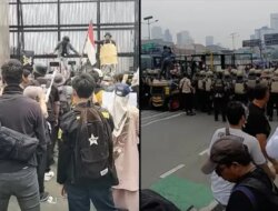 Detik-detik Ribuan Pedemo Kepung Gedung DPR 25 Agustus, Polisi Tutup Jalan Gatot Subroto