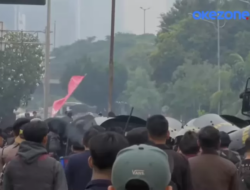 Massa Ricuh di Depan DPR, Aparat Tembakkan Water Canon dan Tutup Jalan Tol Dalam Kota