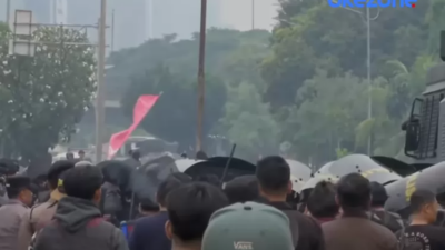 massa-ricuh-di-depan-dpr,-aparat-tembakkan-water-canon-dan-tutup-jalan-tol-dalam-kota