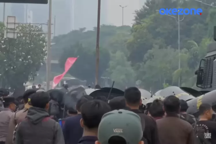 massa-ricuh-di-depan-dpr,-aparat-tembakkan-water-canon-dan-tutup-jalan-tol-dalam-kota