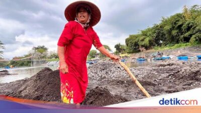 perjuangan-srikandi-penambang-pasir-demi-pendidikan-anak