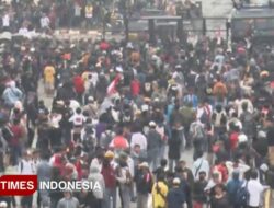 Demo di DPR Ricuh, Massa Tuntut Bubarkan DPR dan Hapus Gaji Anggota Dewan – TIMES Banyuwangi