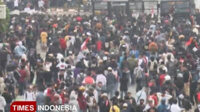 demo-di-dpr-ricuh,-massa-tuntut-bubarkan-dpr-dan-hapus-gaji-anggota-dewan-–-times-banyuwangi