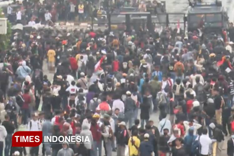 demo-di-dpr-ricuh,-massa-tuntut-bubarkan-dpr-dan-hapus-gaji-anggota-dewan-–-times-banyuwangi