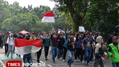 demo-mulai-sepi,-polri-dorong-mundur-massa-pengunjuk-rasa-–-times-banyuwangi