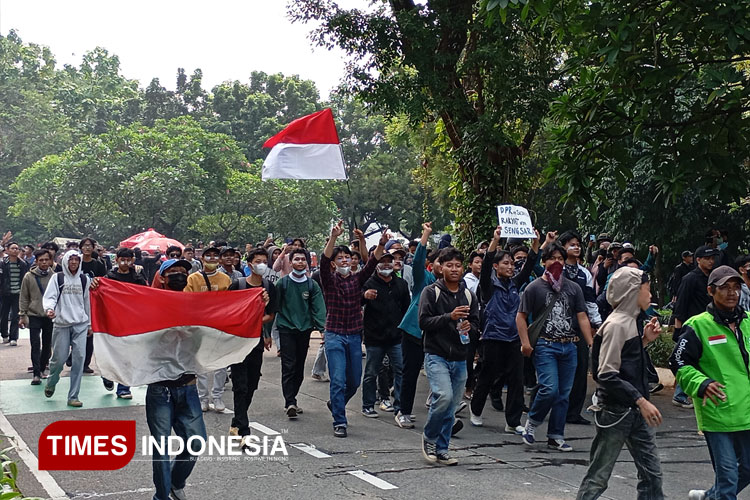 demo-mulai-sepi,-polri-dorong-mundur-massa-pengunjuk-rasa-–-times-banyuwangi